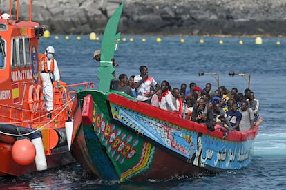 Salvamento Marítimo remolca un cayuco al puerto de la Restinga en la isla de El Hierro.