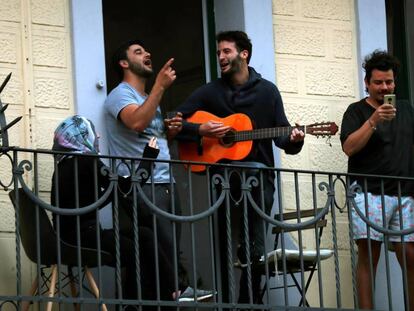 Vecinos de L'Hospitalet cantan en su balcón coincidiendo con la hora del aplauso a los sanitarios.