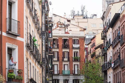 Madrileños aplauden desde sus domicilios a los servicios sanitarios el pasado 10 de abril.