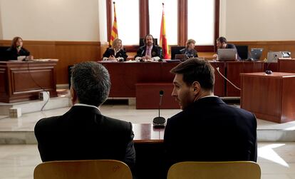 Barcelona's Argentine soccer player Lionel Messi (R) sits in court with his father Jorge Horacio Messi during their trial for tax fraud in Barcelona, Spain, June 2, 2016. REUTERS/Alberto Estevez/POOL