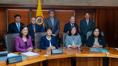 La Corte Constitucional de Colombia, durante la posesión de su nueva presidenta, Cristina Pardo, en el centro, el 10 de febrero de 2022.