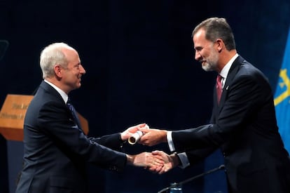 El rey Felipe junto al filósofo estadounidense Michael Sandel (i), ganador del premio de Ciencias Sociales.