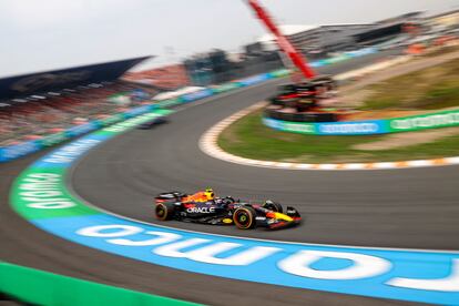 Checo Pérez en una de las vueltas en el Gran Premio de Países Bajos.