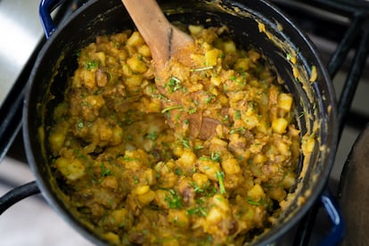 La papa con carne.