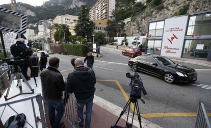 Los periodistas hacen guardia frente al hospital Princesa Grace de Montecarlo.