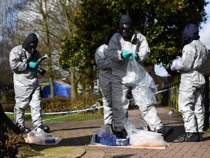Polícia coleta amostras em Salisbury em março, após o envenenamento do ex-espião russo Serguei Skripal e sua filha.