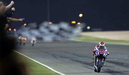 Jorge Lorenzo cruza, más solo que la una, la línea de meta del Gran Premio de Qatar.