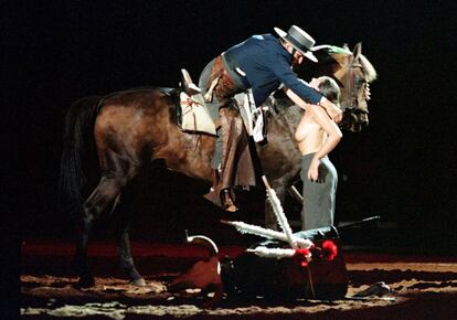 Momento de la representación de 'Don Juan en los Ruedos', del grupo La Cuadra de Sevilla, dirigido por Salvador Tavora en el Festival de Perelada (Girona), en el 2000.