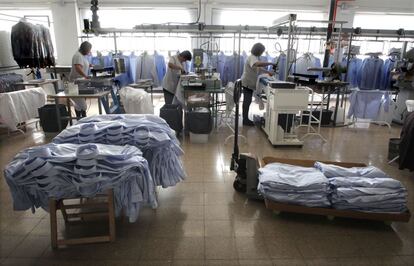 Linea de planchado de una fábrica de camisas en Madrid