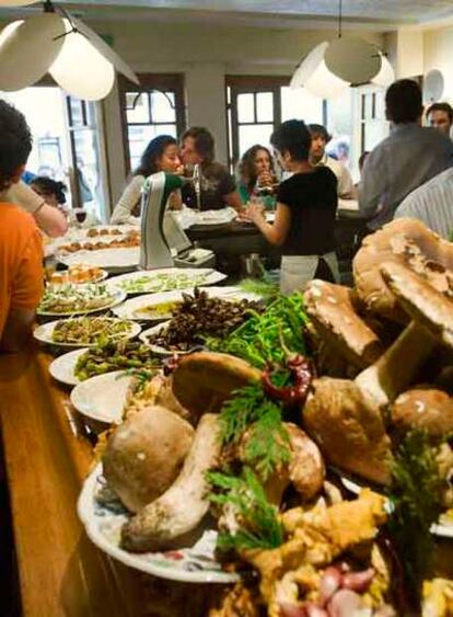 Pinchos en la barra del Gambara, un bar refinado en la parte vieja de San Sebastián.