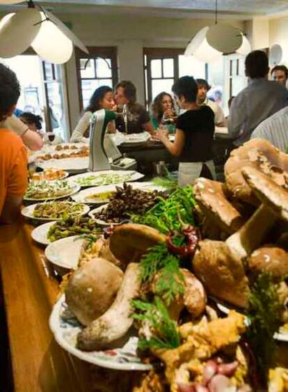 Pinchos en la barra del Gambara, un bar refinado en la parte vieja de San Sebastin.