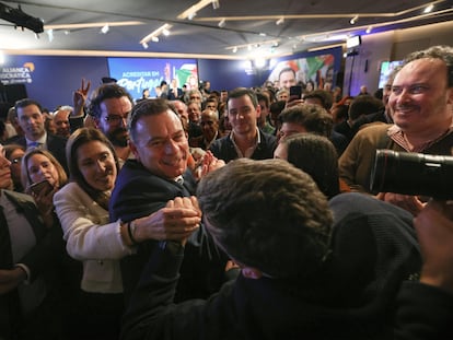 Luís Montenegro recibe las felicitaciones por su victoria tras las elecciones del domingo en Lisboa.