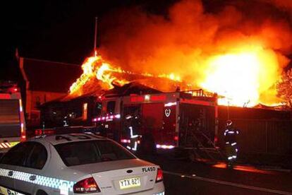 Las llamas consumen una Iglesia en Auburn, un barrio del centro de Sydney, a primera hora del miércoles.