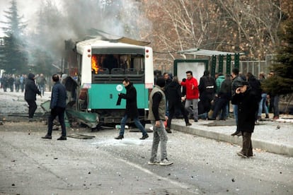 Un atentado contra un autobús en el centro de Turquía ha causado la muerte de 13 soldados y ha herido a otros 55 este sábado, según fuentes del Ejército turco citadas por Reuters. En la imagen, aspecto del autobús después del atentado.
