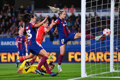 Alexia Putellas marcando ante el Benfica en la Champions League