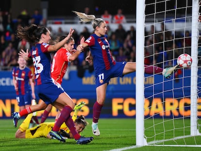 Alexia Putellas marcando ante el Benfica en la Champions League.