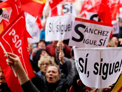 DVD 1210 (27/10/2024) Simpatizantes del PSOE se concentran en los alrededores de la sede socialista de Ferraz para mostrar su apoyo al presidente del Gobierno, Pedro Sánchez, en el marco de la celebración de un Comité Federal del partido, este sábado en Madrid. Foto de Samuel Sánchez