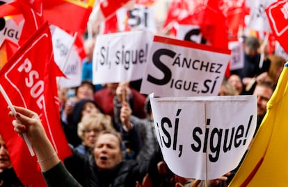 Simpatizantes del PSOE portan carteles en apoyo al secretario general del PSOE.