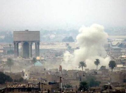 Una nube de humo se eleva sobre la zona donde ayer hubo enfrentamientos entre la insurgencia y los militares.