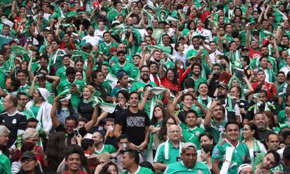 La afici&oacute;n mexicana durante un partido en el estadio Azteca.