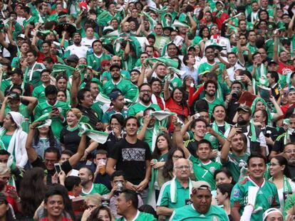 La afici&oacute;n mexicana durante un partido en el estadio Azteca.