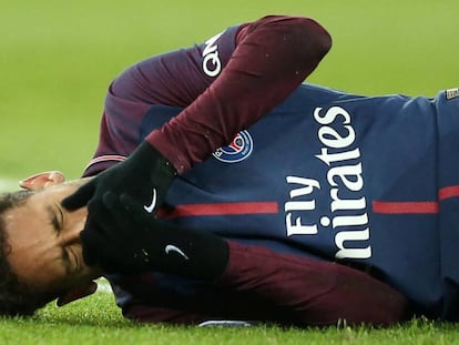 Neymar depois de sofrer lesão no tornozelo, durante o jogo contra o Olympique de Marselha no domingo.