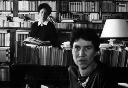 Las escritoras Natalia Ginzburg (delante) y Maria Bellonci, en 1963.