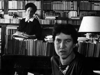 Las escritoras Natalia Ginzburg (delante) y Maria Bellonci, en 1963.