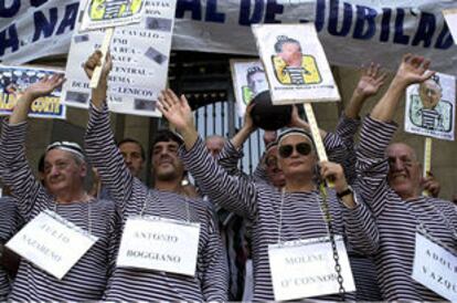 Manifestantes con los nombres de jueces de la Corte Suprema al cuello, en Buenos Aires.