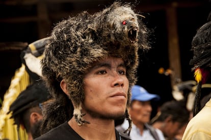 Una de las tradiciones de la Uyantza Raymi es que los hombres deben portar las pieles de los animales que han cazado. Esto se ve como un símbolo de su masculinidad. En la imagen se puede ver cómo se realizan sombreros de los animales cazados. 