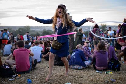 El joven disfruta con el hula hoop en uno de los escenarios del festival, 29 de junio de 2014.