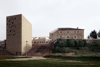 Panorámica de la actual sede del Consejo Regulador de la denominación de origen Ribera del Duero (calle Hospital 6, Roa, Burgos. 947 54 12 21 -<a href="http://www.riberadelduero.es" rel="nofollow" target="_blank">www.riberadelduero.es</a>), que permite contemplar la excelente transición entre el antiguo edificio y la nueva torre que la acoge. Está previsto que en un futuro se encuentre abierto al público y se puedan realizar visitas enoturísticas.