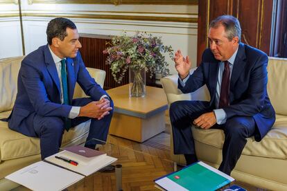 El presidente andaluz, Juan Manuel Moreno, este viernes en su reunión con el líder del PSOE, Juan Espadas, en San Telmo.