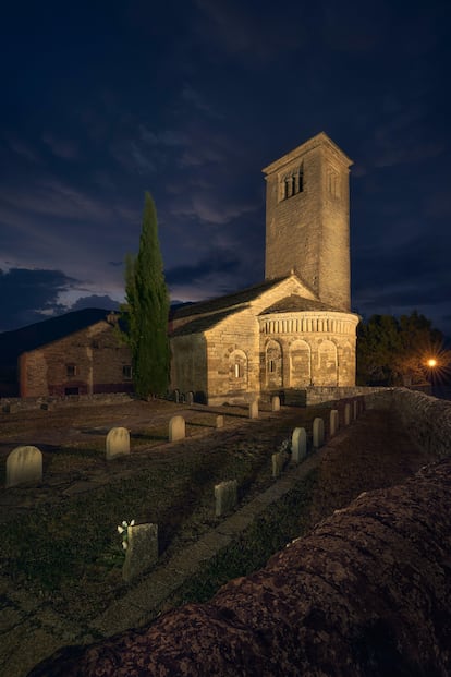 La iglesia de San Pedro de Lárrede se encuentra a unos ocho kilómetros de la loclidad de Sabiñánigo.