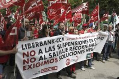 Trabajadores de Liberbank, protestan por el ajuste laboral de la entidad a las puertas del edificio de la Bolsa en Madrid.