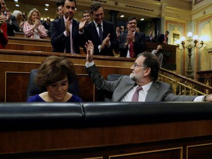 Rajoy saluda a los diputados de su grupo.