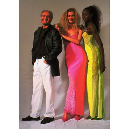 <p>La década de los noventa será recordada en la industria de la moda como los años en los que nacieron las supermodelos. Y la mayoría de ellas fueron musas e inspiración para Gianni Versace, que las subió en la mayoría de sus desfiles. </p> <br> <p> <p>En la imgen, el diseñador con Claudia Schiffer y, a la derecha, Naomi Campbell, en marzo de 1996. Una foto que demuestra que las transparencias y la sensualidad siguen siendo marca de la casa 20 años después de su muerte. </p> <br> <p> <p>Ante la cercanía del 20º aniversario del asesinato del diseñador Claudia Schiffer le quiso recordar. "Rercordando a un alma bonita", escribía la modelo alemana junto a una foto de Gianni Versace.</p> <br> <p>