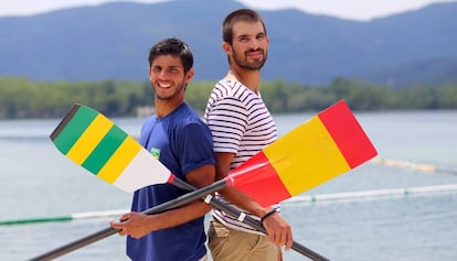 Xavi, que compite por Brasil, y Pau, por Espa&ntilde;a, en el lago de Banyoles, con los remos de sus selecciones intercambiados
