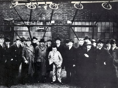 Charles Proteus Steinmetz, en el centro, junto a Albert Einstein, en 1921.