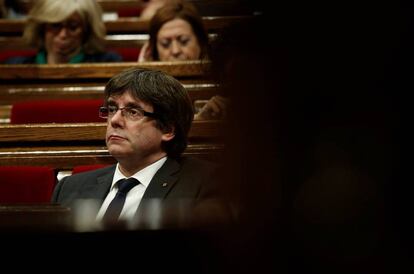 El presidente de la Generalitat, Carles Puigdemont, en el parlamento catalán el 26 de octubre de 2017.