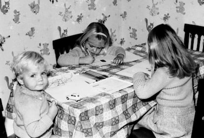 Los tres infantes pintan en su cuarto de juegos en el palacio de la Zarzuela, en 1970.