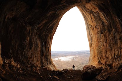 Situado al noreste de España, cerca de las fronteras con Francia y Andorra, la zona de Conca de Tremp Montsec se ha convertido en el duodécimo geoparque internacional en España, gracias al conjunto de cadenas y cuencas montañosas que alberga, cuya antigüedad geológica se remonta unos 550 millones de años. La Unesco destaca que el ahora geoparque español, que inició el proceso en 2015 para que fueran reconocidos sus 2.050 kilómetros cuadrados de extensión, es un auténtico "laboratorio natural" para varias ramas de la geología y la paleontología, ya que "ilustra ampliamente la evolución de la vida en la Tierra y alberga terrenos con fósiles" de distintos tipos. En la imagen, la Cova del Sanat, en Espluga de Serra (Lleida). Más información: <a href="http://www.projectegeoparctrempmontsec.com/es/" target="">www.projectegeoparctrempmontsec.com</a>