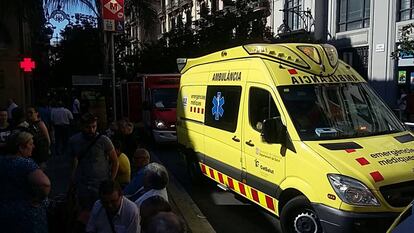 Una ambul&agrave;ncia davant de la parada de Fontana. 