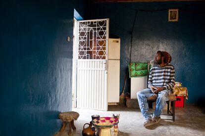 Dawith Hunter, 46 años. Nacido en Jamaica y emigrado a Etiopía en 1990, con 25 años. Actualmente tiene una tienda de ultramarinos. Posa con una imagen del emperador Heile Salaise colgada en el salón de su casa y haciendo el símbolo del corazón de Judea con las manos.