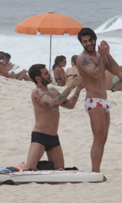 Marc Jacobs, con su novio Harry Louis, en una playa de Brasil.