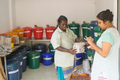 Una mujer compra en la tienda creada por Pelican. El vecindario de 150 hogares a las afueras de Cochin no genera desperdicios de ningún tipo.