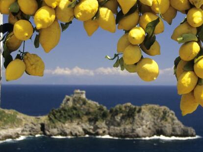 Panor&aacute;mica de la costa amalfitana (Italia).