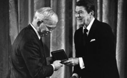 Vernon B. Mountcastle recibe la Medalla Nacional de Ciencia de manos de Ronald Reagan en 1986.