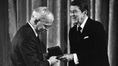 Vernon B. Mountcastle recibe la Medalla Nacional de Ciencia de manos de Ronald Reagan en 1986.