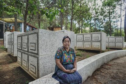 <p><b>Rosalina Tuyuc</b></p>San Juan Comalapa (Guatemala). Nació el 14 de octubre de 1956. Su padre, Francisco Javier Tuyuc, está desaparecido desde julio de 1982 y su esposo, Rolando Gómez, desde mayo de 1985. Esta indígena kaqchikel fundó en 1988 la Coordinadora Nacional de Viudas de Guatemala. Ha sido fotografiada en el memorial Paisajes de la Memoria, donde se guardan las osamentas de 172 personas sin identificar asesinadas durante los años ochenta.<p><i>Todas las imágenes pertenecen al libro 'Activistas por la vida'. Gervasio Sánchez. Editorial Blume. Exposición en Arts Santa Mònica de Barcelona del 4 de noviembre al 14 de marzo de 2021.</i></p>